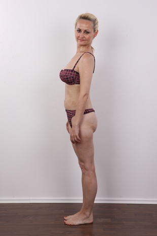 7. Download full pics of model Andrea (40) from czechcasting.com