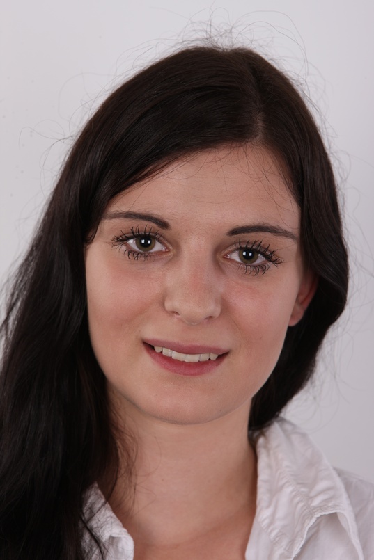 1. Download full pics of Veronika (18) from czechcasting.com