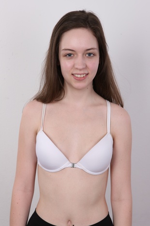 6. Download full pics of model Jana (20) from czechcasting.com