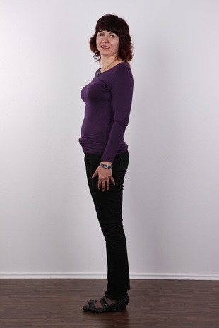 3. Download full pics of model Jaroslava (46) from czechcasting.com