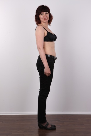 5. Download full pics of model Jaroslava (46) from czechcasting.com