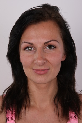 1. Download full pics of model Laura (28) from czechcasting.com