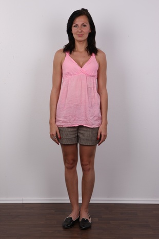 2. Download full pics of model Laura (28) from czechcasting.com
