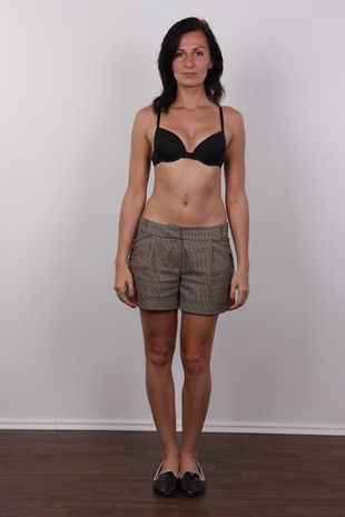 4. Download full pics of model Laura (28) from czechcasting.com