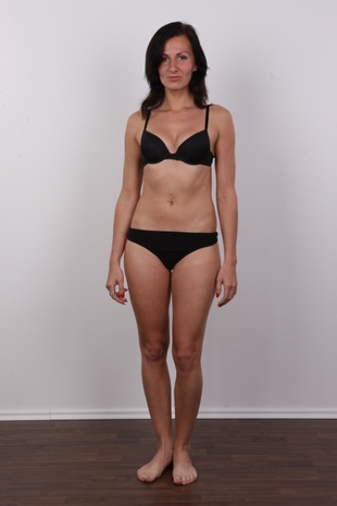 7. Download full pics of model Laura (28) from czechcasting.com