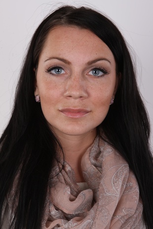 1. Download full pics of model Zaneta (24) from czechcasting.com