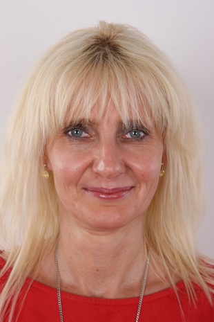 1. Download full pics of model Ivana (47) from czechcasting.com