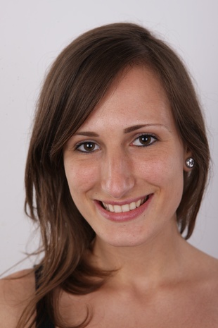 1. Download full pics of model Nikol (25) from czechcasting.com