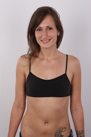 6. Download full pics of model Nikol (25) from czechcasting.com