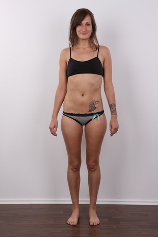 7. Download full pics of model Nikol (25) from czechcasting.com