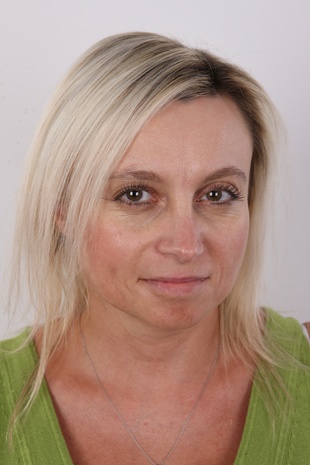 1. Download full pics of model Marie (44) from czechcasting.com