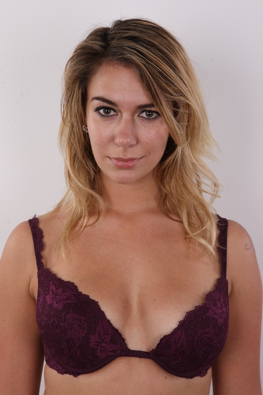 6. Download full pics of Anna (23) from czechcasting.com