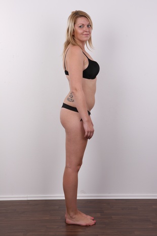 8. Download full pics of model Dominika (26) from czechcasting.com