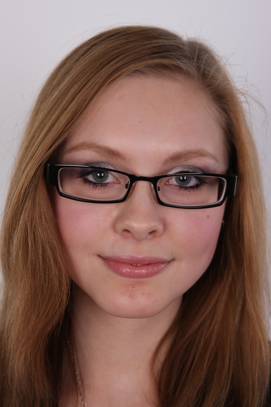 1. Download full pics of Alena (19) from czechcasting.com