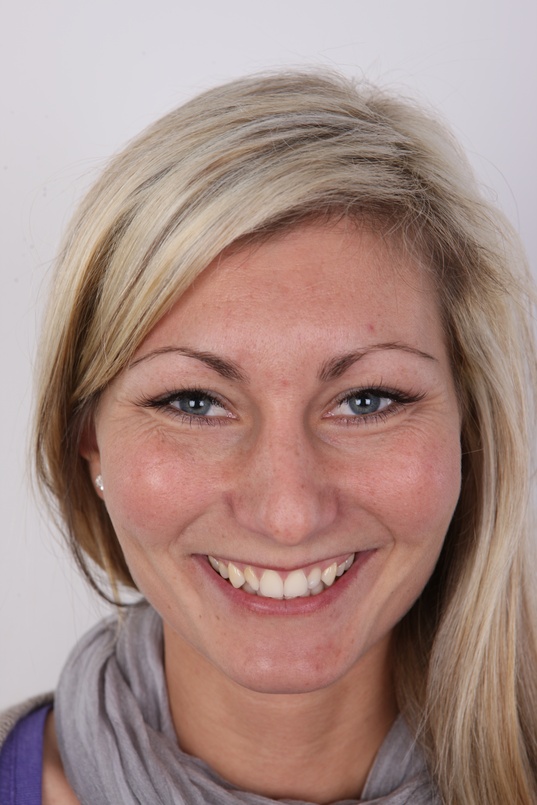 1. Download full pics of Andrea (28) from czechcasting.com