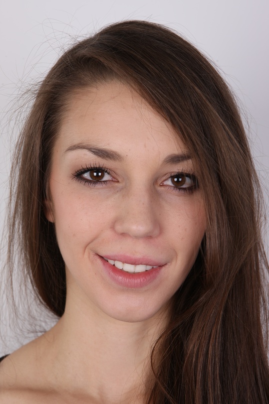 1. Download full pics of Kristyna (20) from czechcasting.com