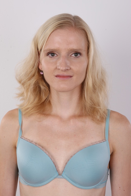 6. Download full pics of Lenka (27) from czechcasting.com