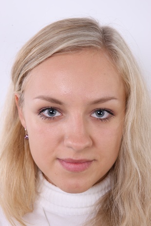 1. Download full pics of model Maria (21) from czechcasting.com