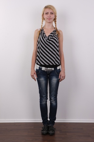 2. Download full pics of model Daniela (19) from czechcasting.com
