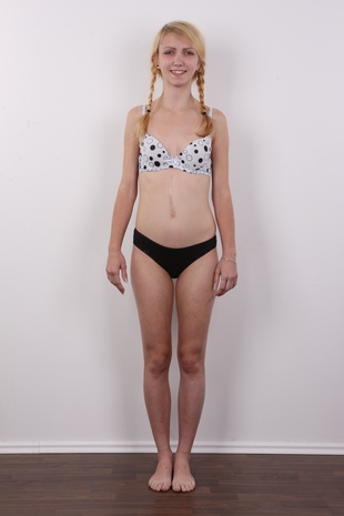 7. Download full pics of model Daniela (19) from czechcasting.com