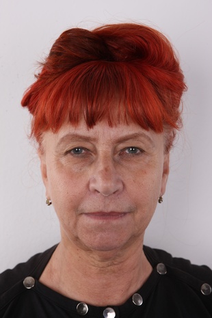 1. Download full pics of model Jitka (66) from czechcasting.com