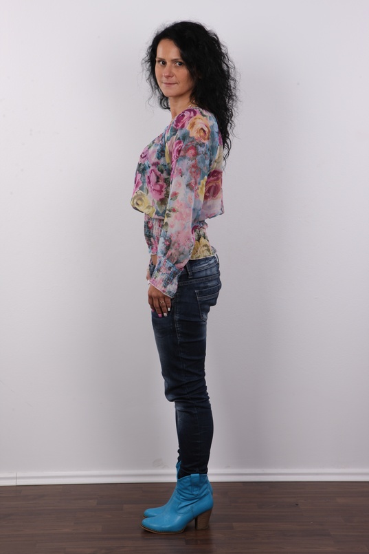 3. Download full pics of Iveta (38) from czechcasting.com