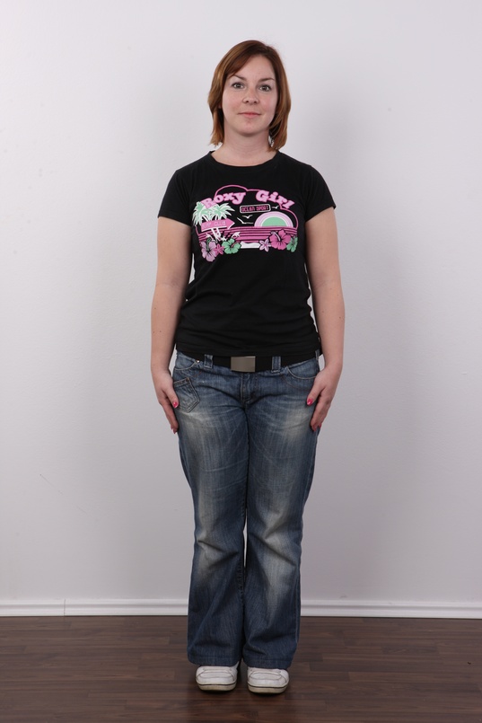 2. Download full pics of Iva (27) from czechcasting.com