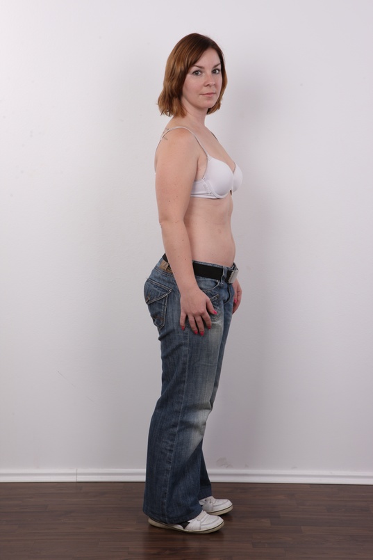 5. Download full pics of Iva (27) from czechcasting.com