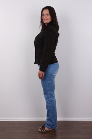 3. Download full pics of model Renata (40) from czechcasting.com