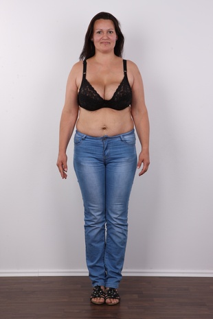 4. Download full pics of model Renata (40) from czechcasting.com