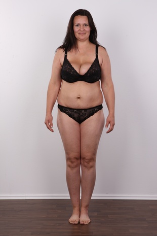7. Download full pics of model Renata (40) from czechcasting.com