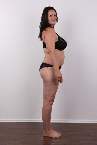 8. Download full pics of model Renata (40) from czechcasting.com