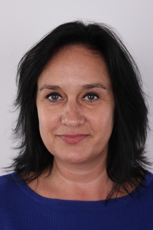 1. Download full pics of model Alena (47) from czechcasting.com