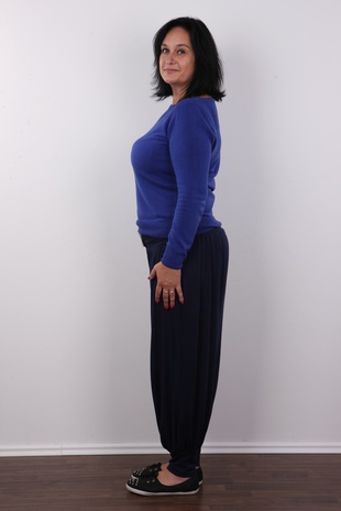 3. Download full pics of model Alena (47) from czechcasting.com