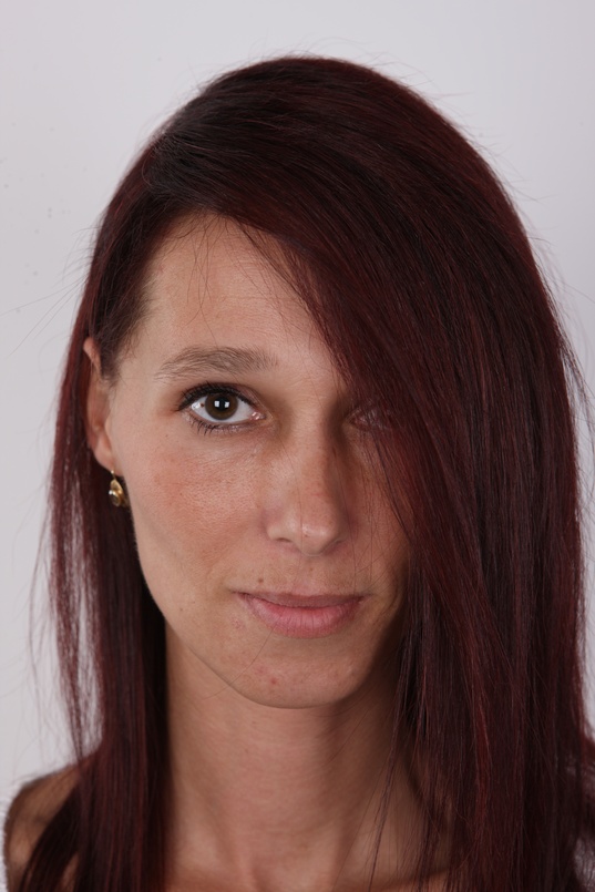 1. Download full pics of Nada (37) from czechcasting.com