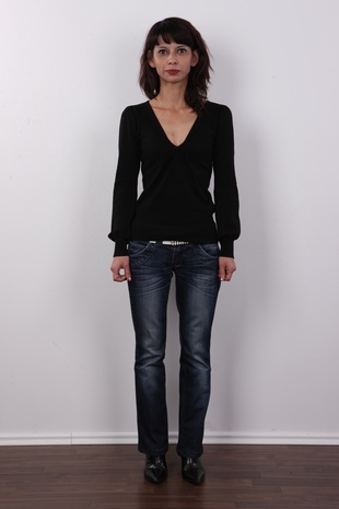2. Download full pics of model Zaneta (31) from czechcasting.com