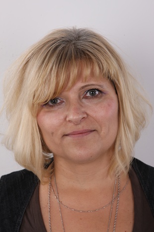 1. Download full pics of model Sylvia (44) from czechcasting.com