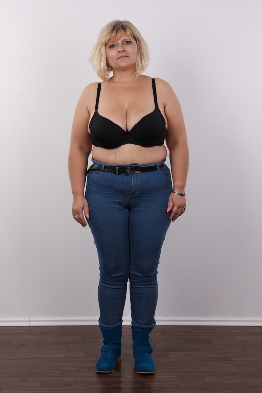 4. Download full pics of Sylvia (44) from czechcasting.com