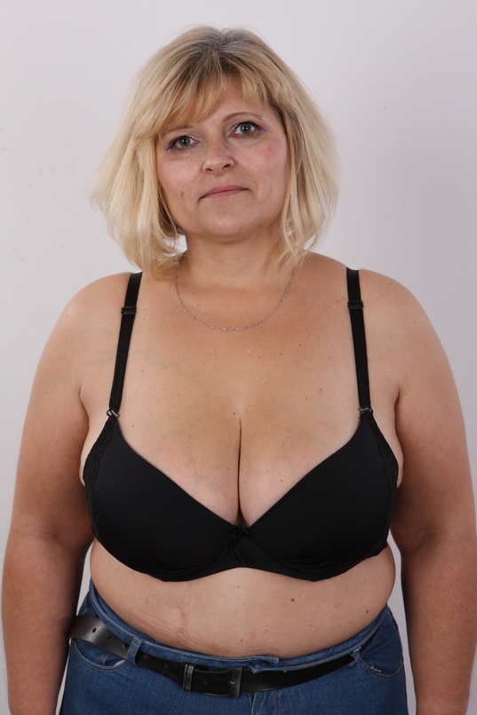 6. Download full pics of Sylvia (44) from czechcasting.com