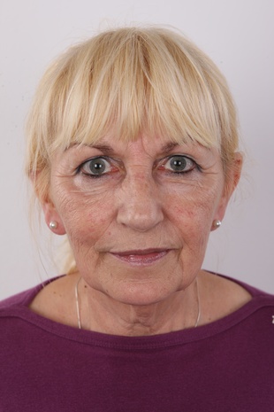 1. Download full pics of model Anna (63) from czechcasting.com