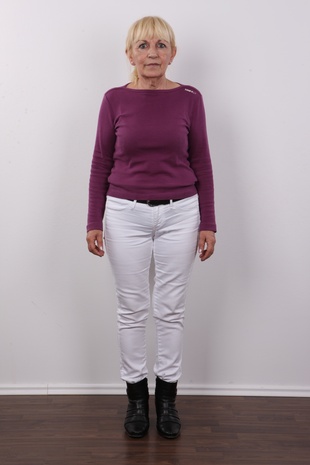 2. Download full pics of model Anna (63) from czechcasting.com