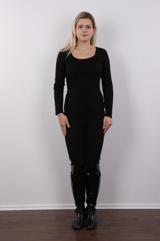 2. Download full pics of Ester (24) from czechcasting.com