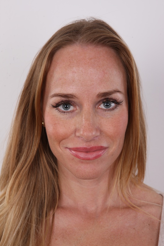 1. Download full pics of Lucie (35) from czechcasting.com