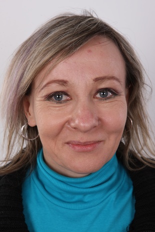 1. Download full pics of model Alena (48) from czechcasting.com