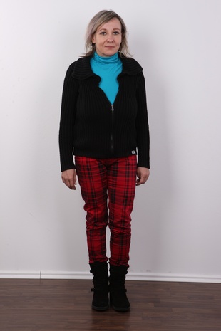 2. Download full pics of model Alena (48) from czechcasting.com