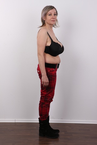 5. Download full pics of model Alena (48) from czechcasting.com