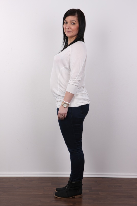 3. Download full pics of Renata (35) from czechcasting.com