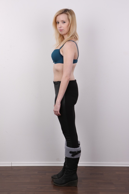 5. Download full pics of Marie (18) from czechcasting.com