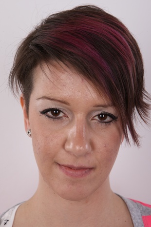 1. Download full pics of model Tereza (21) from czechcasting.com