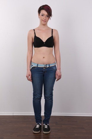 4. Download full pics of model Tereza (21) from czechcasting.com